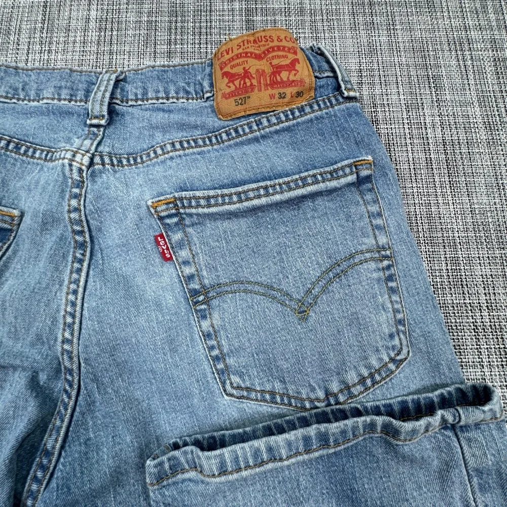Levis *orders ship